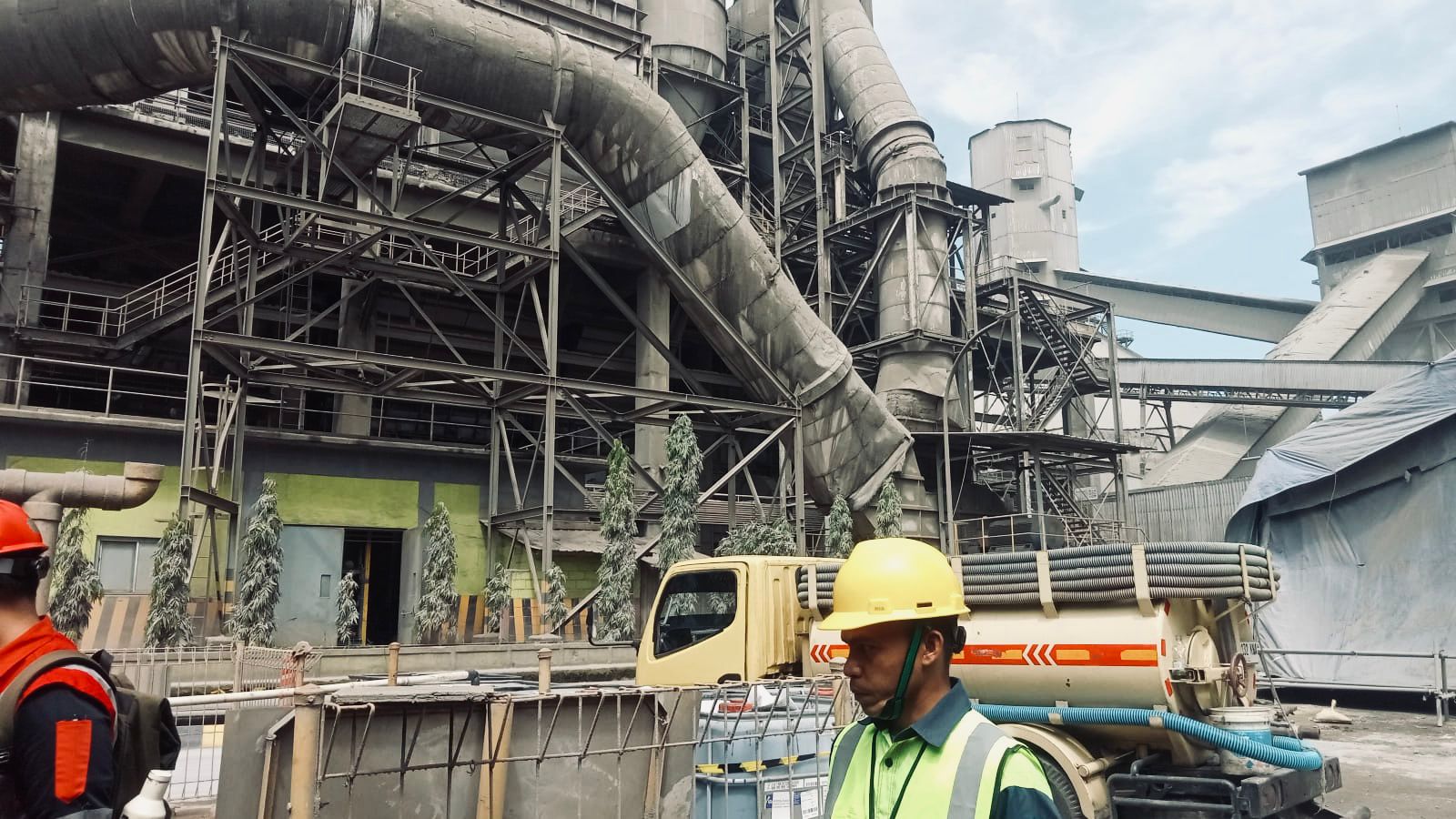 Pengerjaan tim di lapangan